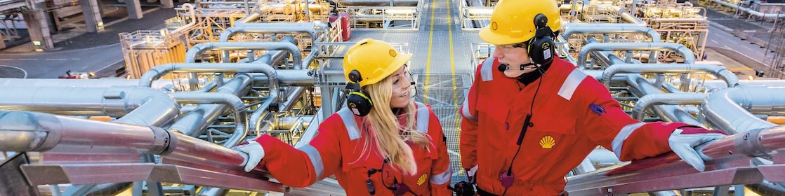 Deux employés de Shell discutant sur le lieu de travail