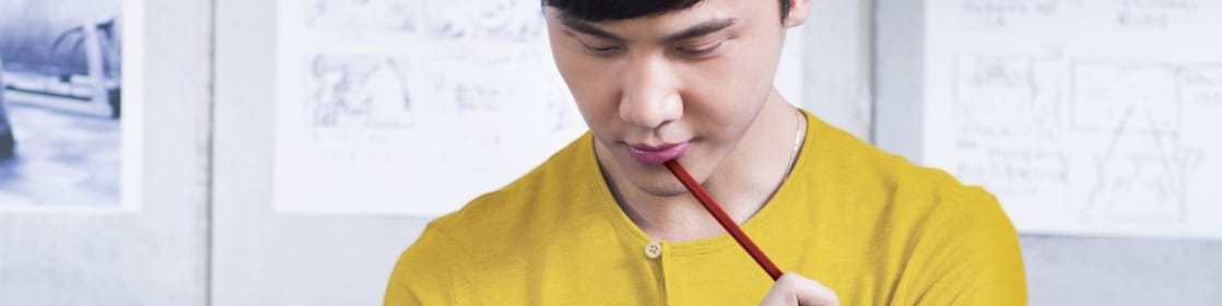 Jeune homme travaillant au bureau