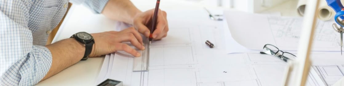 un ingénieur occupé à son travail