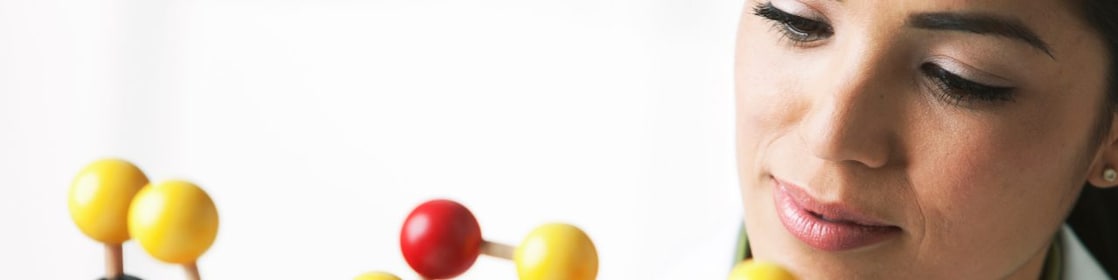 un scientifique examine un modèle de molécule