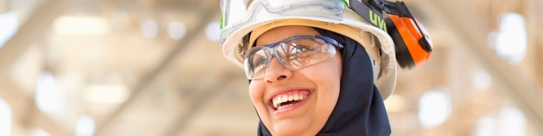 Une femme en robe rouge sur son lieu de travail