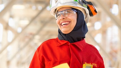Une femme en robe rouge sur son lieu de travail