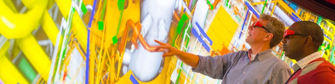 deux hommes regardant un grand écran avec des lunettes 3D