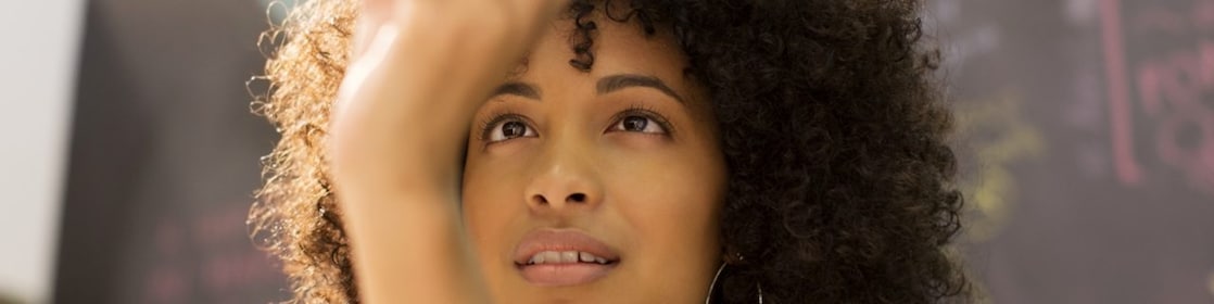 Une femme d’affaires examine une boule de cristal dans son bureau