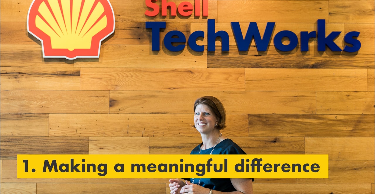 Raison numéro un&nbsp;: apporter une différence significative. Julie&nbsp;Ferland devant un panneau Shell&nbsp;TechWorks.
