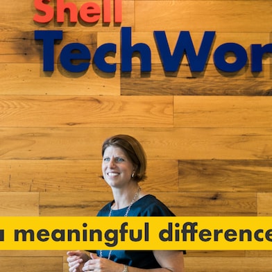 Raison numéro un&nbsp;: apporter une différence significative. Julie&nbsp;Ferland devant un panneau Shell&nbsp;TechWorks.