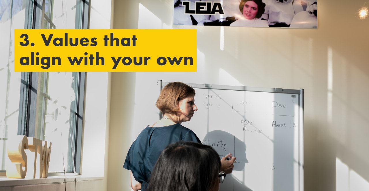 Troisième raison&nbsp;: des valeurs qui correspondent aux vôtres. Julie Ferland écrivant sur un tableau blanc.