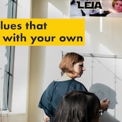 Troisième raison&nbsp;: des valeurs qui correspondent aux vôtres. Julie Ferland écrivant sur un tableau blanc.