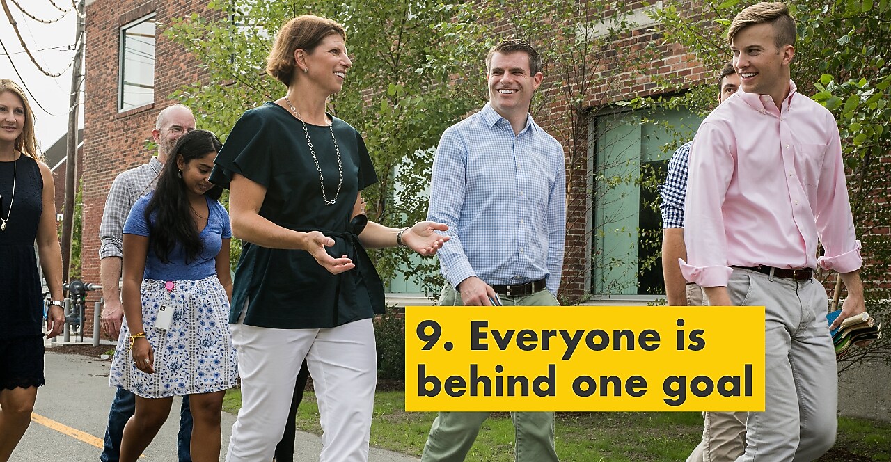 Neuvième raison&nbsp;: tout le monde est au service d’un même objectif. Julie Ferland et les membres de l’équipe Shell&nbsp;TechWorks discutent en plein air.