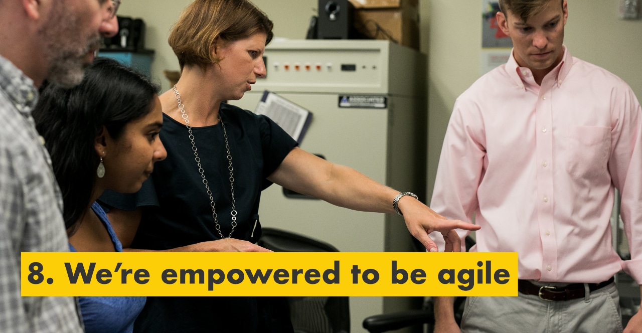 Huitième raison&nbsp;: nous bénéficions d’une grande agilité. Julie Ferland donnant des instructions aux membres de l’équipe Shell&nbsp;TechWorks.