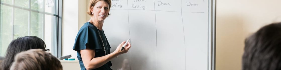 Julie&nbsp;Ferland de Shell TechWorks près d’un tableau blanc