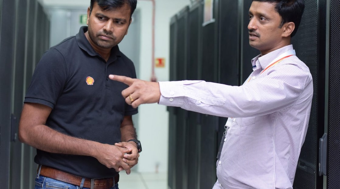 Satya guide une personne