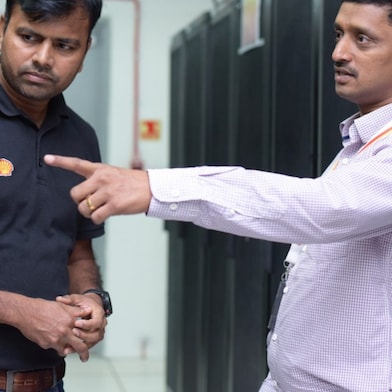 Satya guide une personne