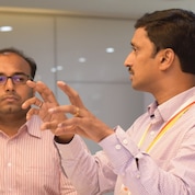 Satya donne des explications aux autres