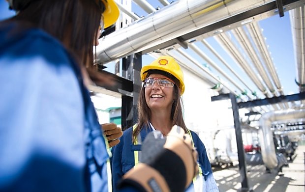 Femme ingénieure souriant sur un site opérationnel