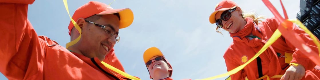 Un groupe d’employés de Shell faisant la fête