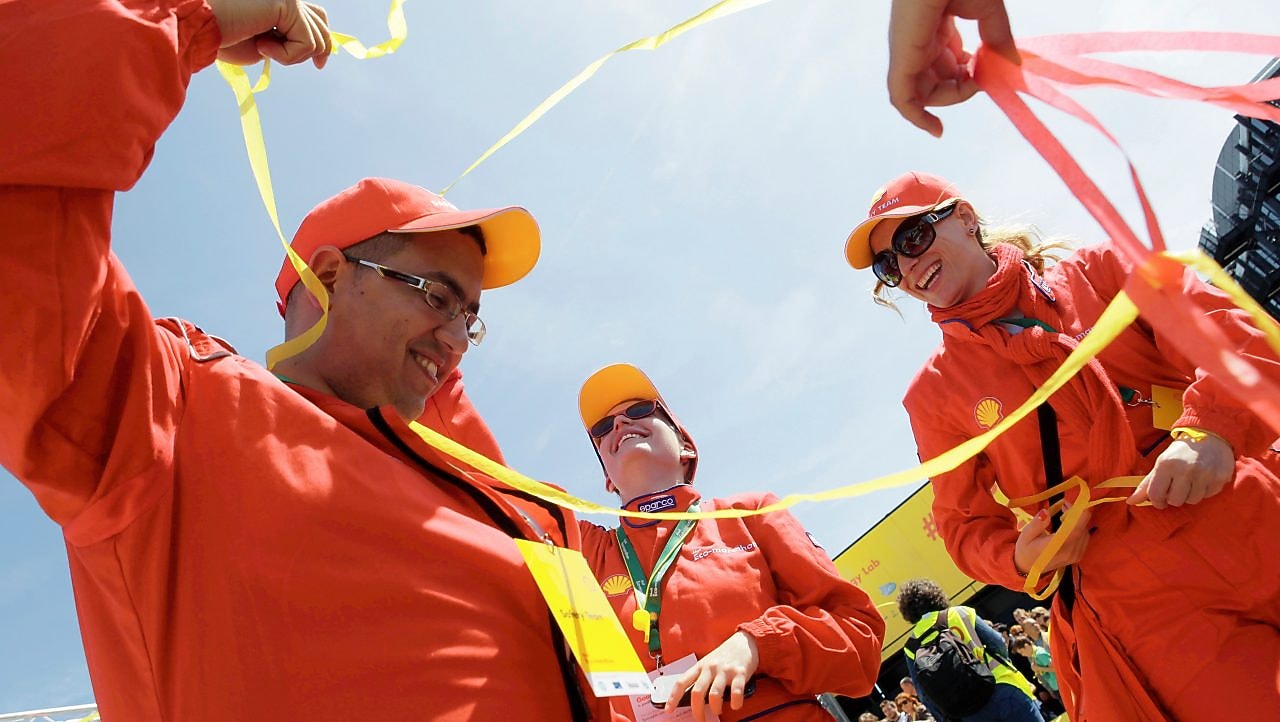 Un groupe d’employés de Shell faisant la fête