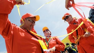 Un groupe d’employés de Shell faisant la fête
