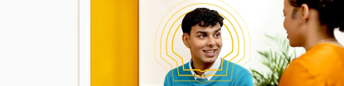 De jeunes employées de Shell sourient lors d’une réunion