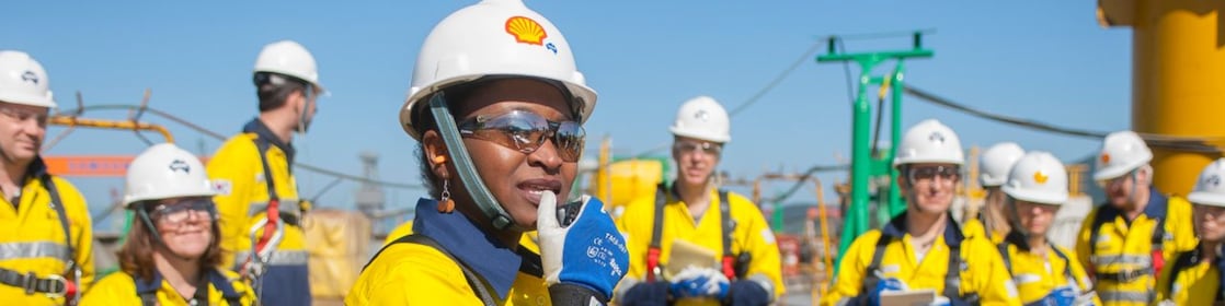 Une femme ingénieur Shell à la tête de son équipe sur un site d’exploitation.