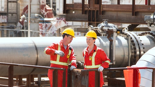Des ingénieurs de Shell marchent ensemble sur un site d’exploitation