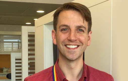 Robert est un membre fondateur d’InterEnergy, un groupe qui offre des possibilités de réseautage et d’apprentissage aux professionnels LGBT.