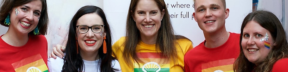 Un groupe d’employés de Shell soutenant le réseau LGBT+ de Shell Australie