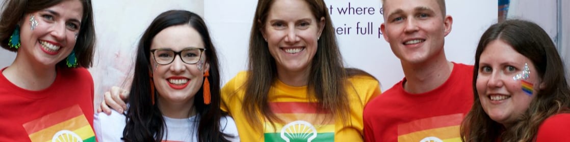 Un groupe d’employés de Shell soutenant le réseau LGBT+ de Shell Australie