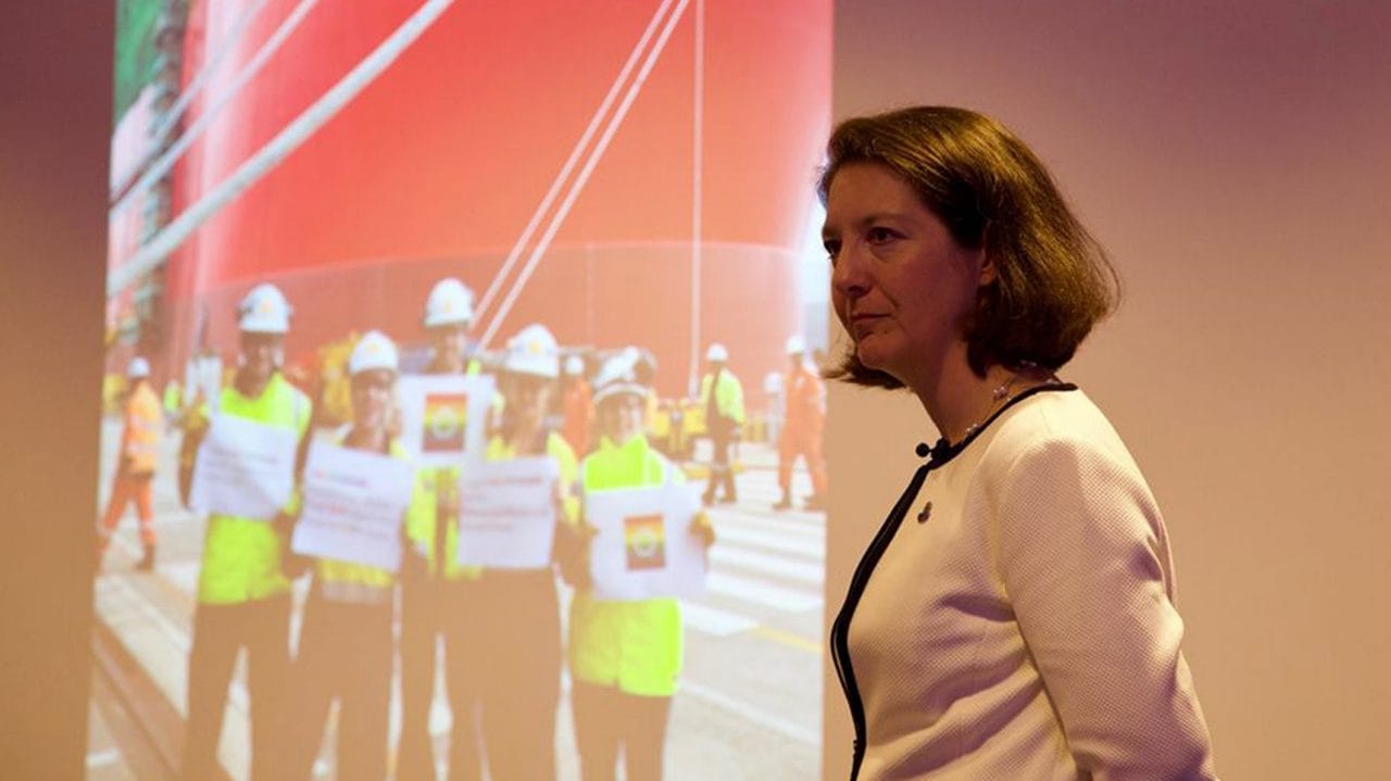 Karrie faisant un discours