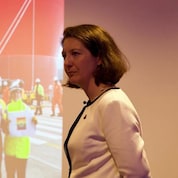 Karrie faisant un discours