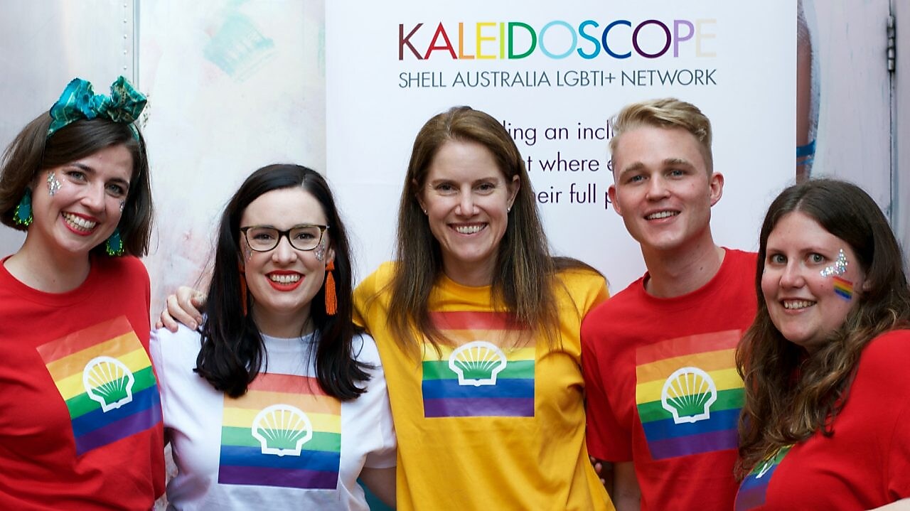 Un groupe d’employés de Shell soutenant le réseau LGBT+ de Shell Australie