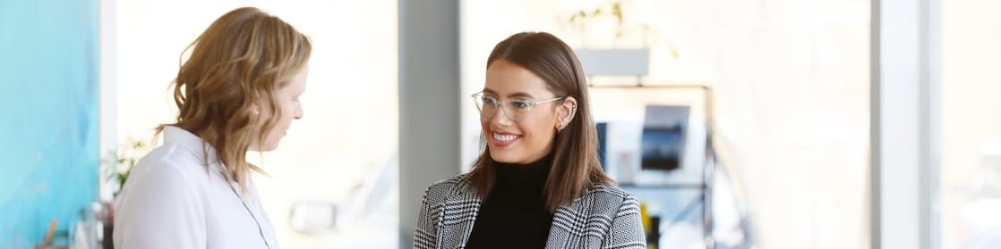 deux femmes se souriant l’une l’autre