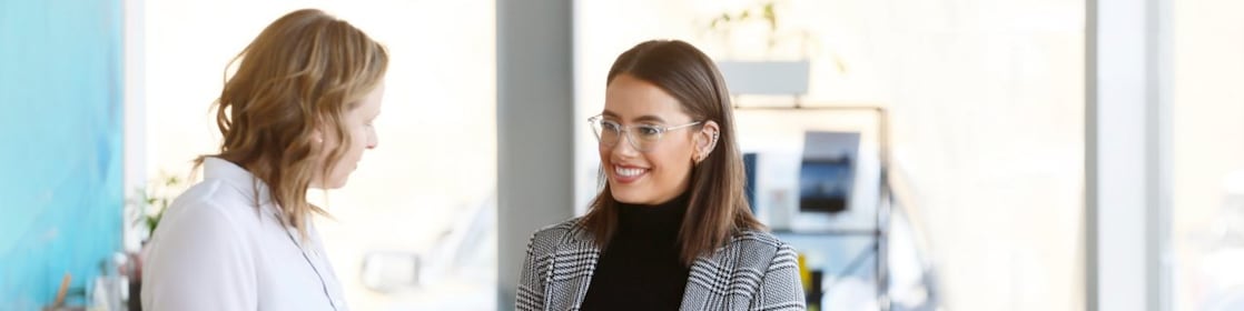 deux femmes se souriant l’une l’autre