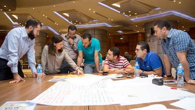 Les participants du programme NXplorers mettant au point leurs plans d’action