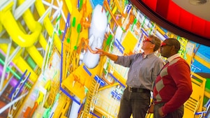 Deux employés de Shell avec des lunettes 3D consultant une carte interactive