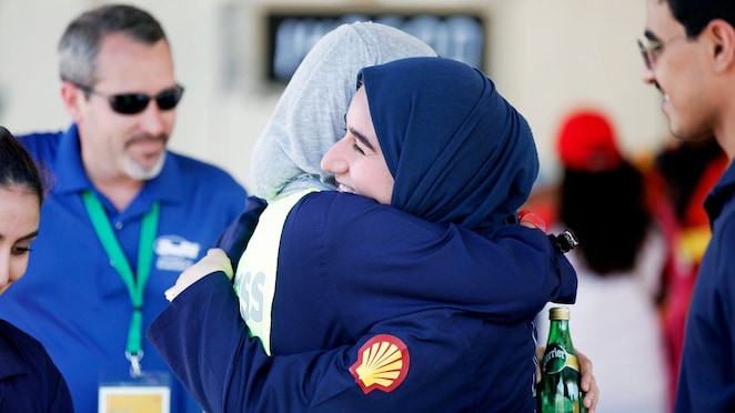 The Faith, #33, un prototype de véhicule à essence de l’équipe Alfaisal de l’université Alfaisal de Riyad, en Arabie Saoudite, est célébré lors de la dernière journée du Shell Eco-marathon Asia, à Manille, aux Philippines, le dimanche 6 mars 2016.