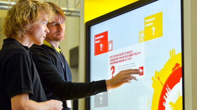 Deux personnes profitant d’un événemen