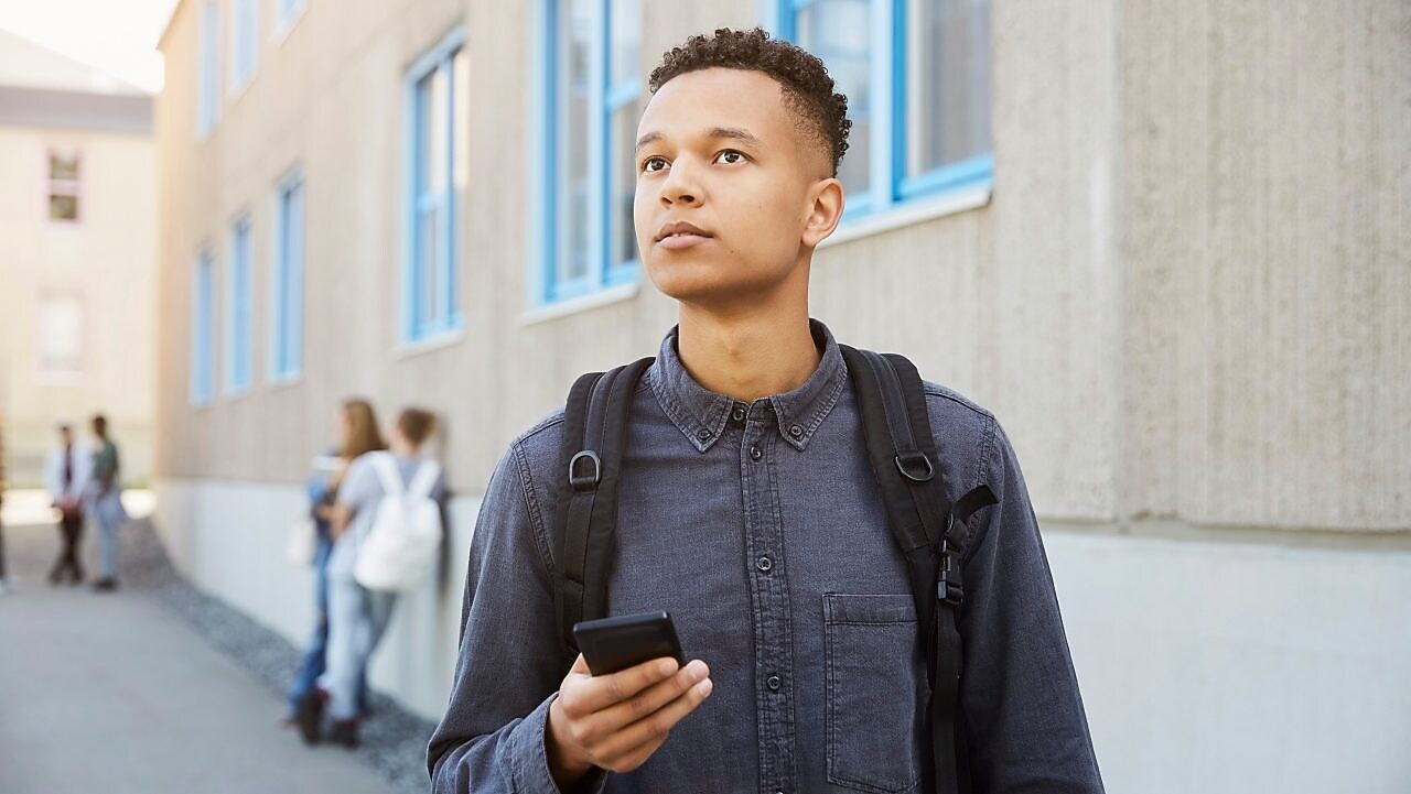 un étudiant portant un sac à dos.