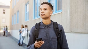 un étudiant portant un sac à dos.