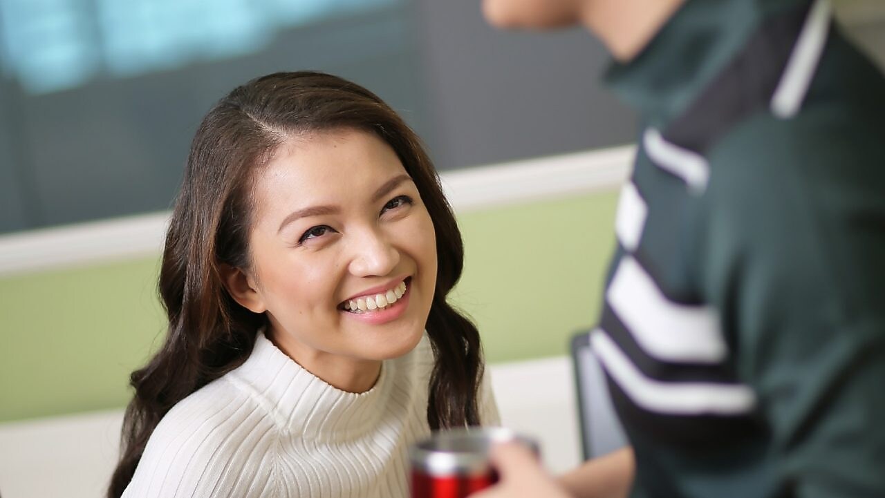 Une jeune employée de Shell en train de sourire.