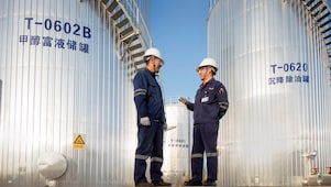 Deux ingénieurs asiatiques de Shell se rencontrent sur un site d’exploitation.