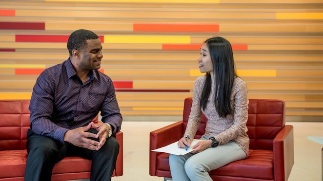 deux personnes discutant