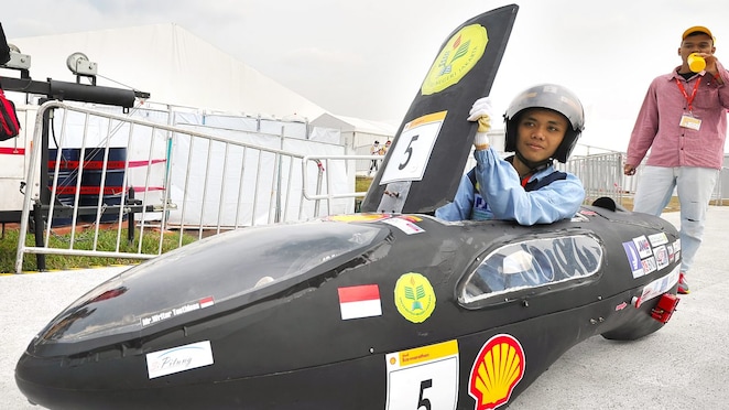 Le SI PITUNG nº&nbsp;5, un prototype de véhicule à essence de l’équipe Batavia Generation de l’Université Negeri Jakarta à Jakarta Est, en Indonésie, s’apprête à entrer en piste lors de la deuxième journée de l’Éco-marathon Shell en Asie, à Manille, aux Philippines, le vendredi 4&nbsp;mars&nbsp;2016.