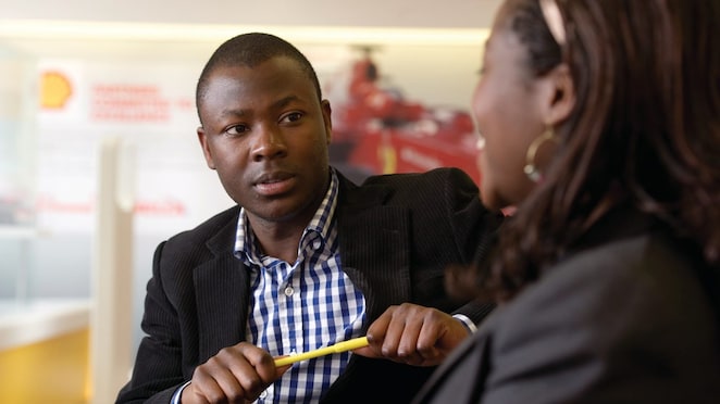 deux personnes discutant