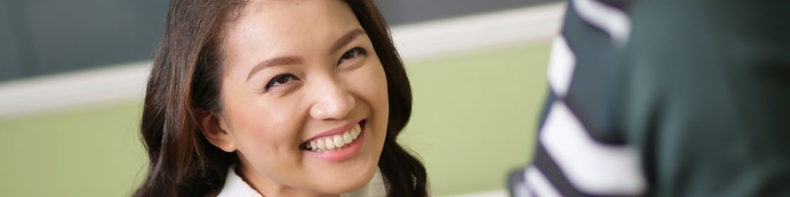 Une jeune employée de Shell en train de sourire.
