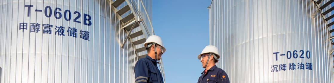 Deux ingénieurs asiatiques de Shell se rencontrent sur un site d’exploitation.