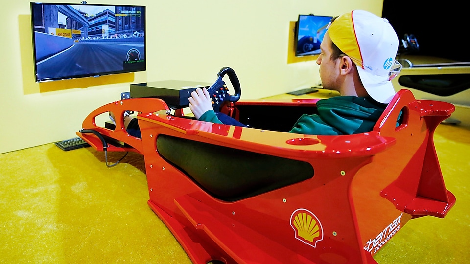 Un participant interagit avec une partie de l’expérience lors de la journée d’inspection technique du Shell Eco-marathon Americas 2015 à Detroit, Michigan, le jeudi 9 avril 2015.