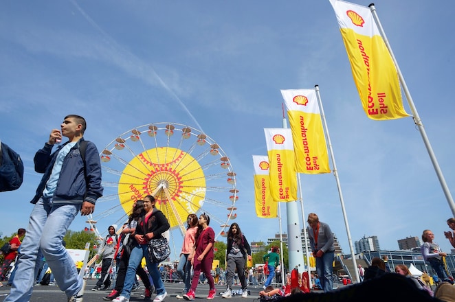 Des écoliers se rassemblent sur la place devant le Centre Ahoy lors du deuxième jour du Shell Eco-marathon Europe 2014, le vendredi 16&nbsp;mai 2014, à Rotterdam, aux Pays-Bas. (Ermindo Armino/Images AP pour Shell)
