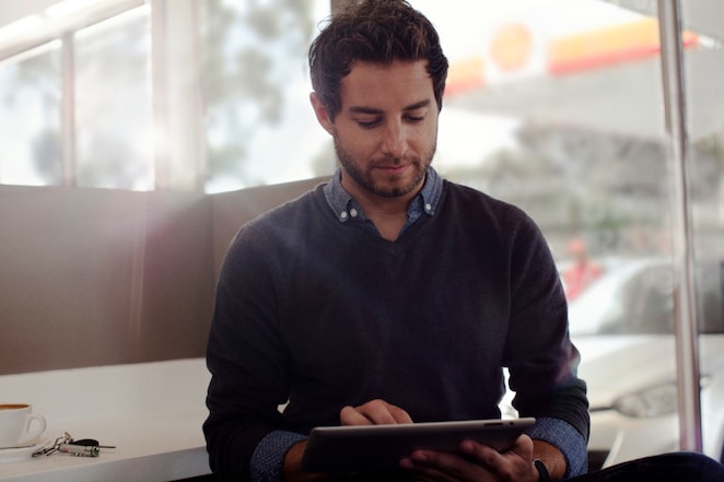un homme occupé avec une tablette à la main