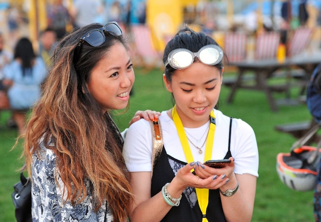 Participants assistant au festival lors de la deuxième journée du Shell Make the Future Live, le vendredi 26&nbsp;mai 2017 à Londres. 